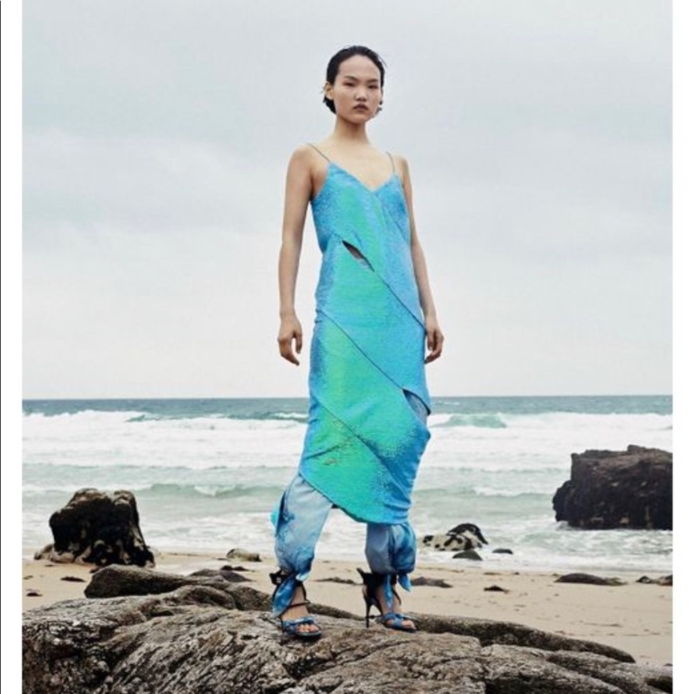 Off-White c/o Virgil Abloh
Women's Blue Sequined Cut Out Midi Dress 🍄